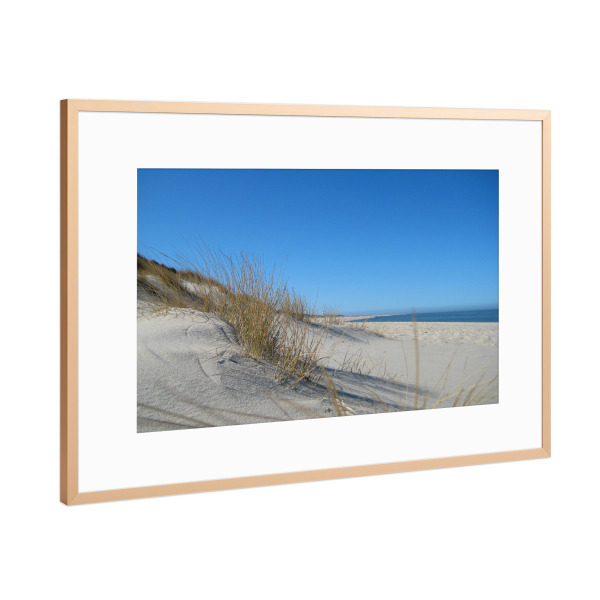 Poster mit Rahmen Kupfer "Dünen und Leuchtturm in der Ferne" artboxONE - Natur,Architektur,Reise / Strand und Meer