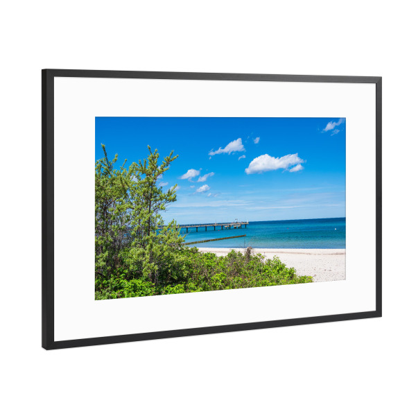 Poster mit Rahmen Schwarz (Metallic) "Baum, Strand und Seebrücke" artboxONE - Natur,Reise,Architektur,Reise / Strand und Meer