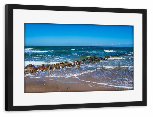 Poster mit Rahmen schwarz "Buhne, Wellen und Meer" artboxONE - Natur,Reise,Reise / Strand und Meer
