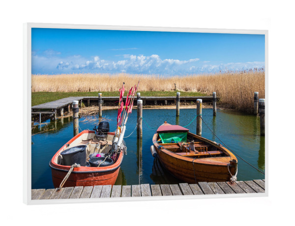 Poster mit weißem Rahmen "Fischerboote, Steg und Dalben" artboxONE - Natur,Reise,Architektur