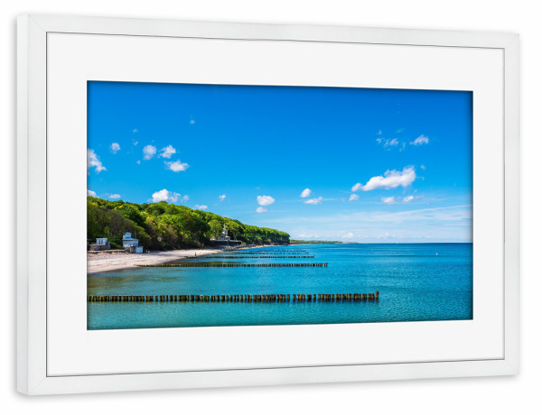 Poster mit Rahmen weiß "Buhnen, Wald und Meer" artboxONE - Natur,Reise,Reise / Strand und Meer