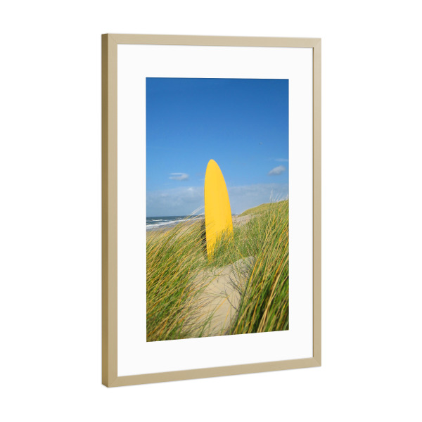 Poster mit Rahmen Gold "Surfbrett in den Dünen" artboxONE - Menschen,Reise / Strand und Meer,Sport / Sommerspiele