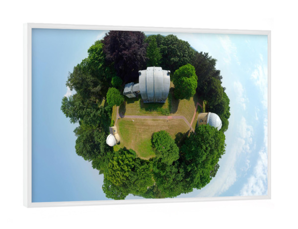 Poster mit weißem Rahmen "HH-Sternwarte Meridiankreis midle" artboxONE - Städte,Städte / Hamburg,Reise,Architektur,Galaxy