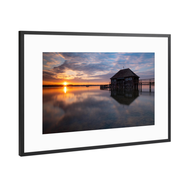 Poster mit Rahmen Schwarz (Metallic) "Sonnenuntergang am Bootshaus" artboxONE - Natur