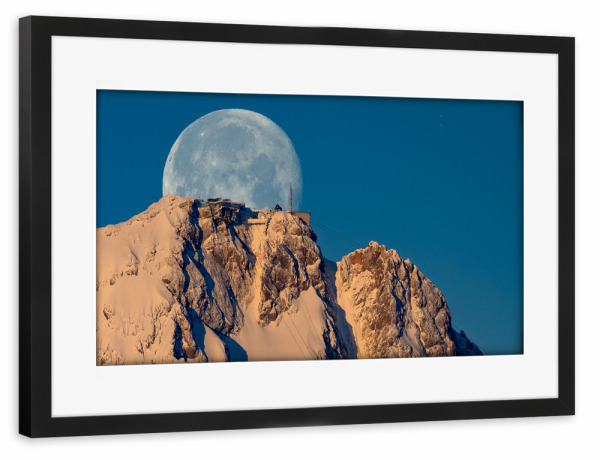 Poster mit Rahmen schwarz "Mond hinter der Zugspitze" artboxONE - Natur - Mond,Zugspitze,Landschaft,Natur,Vollmond,Bayern,Nature,Moon,Berg,Mountain