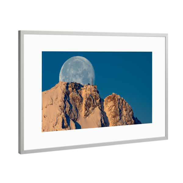 Poster mit Rahmen Silber "Mond hinter der Zugspitze" artboxONE - Natur - Mond,Zugspitze,Landschaft,Natur,Vollmond,Bayern,Nature,Moon,Berg,Mountain