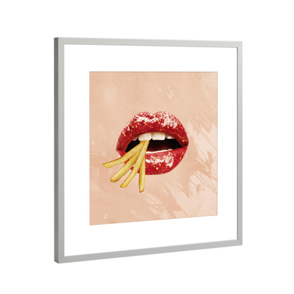 Poster mit Rahmen Silber "Fun with french fries by Tas" artboxONE - Essen & Trinken,Menschen,Lustig