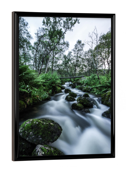 Poster mit schwarzem Rahmen "Fließender Bach in Norwegen" artboxONE - Natur,Reise