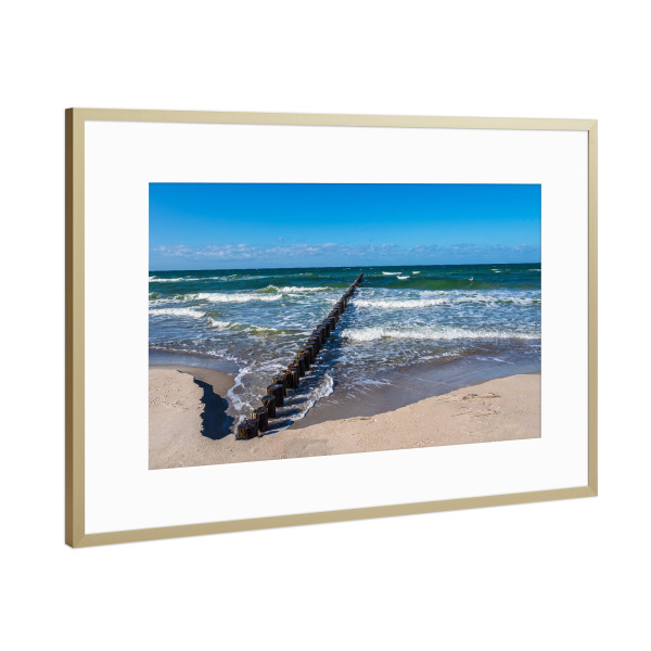 Poster mit Rahmen Gold "Sand, Buhne und Wellen" artboxONE - Natur,Reise,Reise / Strand und Meer