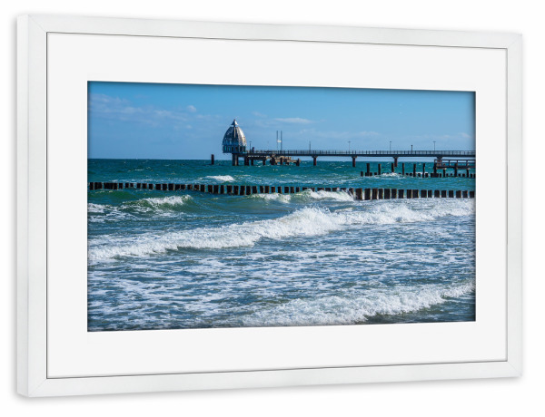 Poster mit Rahmen weiß "Wellen, Buhne und Seebrücke" artboxONE - Natur,Reise,Architektur,Reise / Strand und Meer