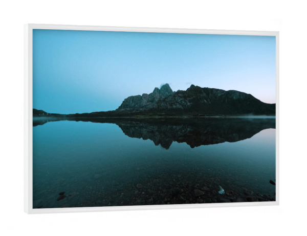 Poster mit weißem Rahmen "Bergspiegelung Norwegen" artboxONE - Natur,Reise