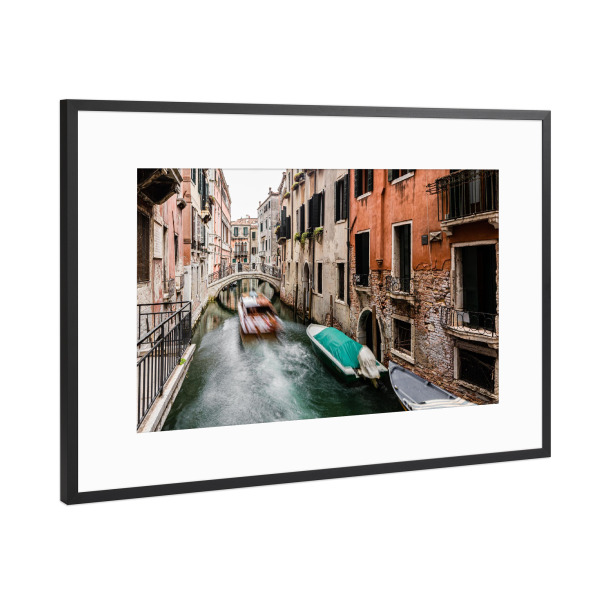 Poster mit Rahmen Schwarz (Metallic) "Bootsverkehr in Venedig" artboxONE - Reise,Architektur