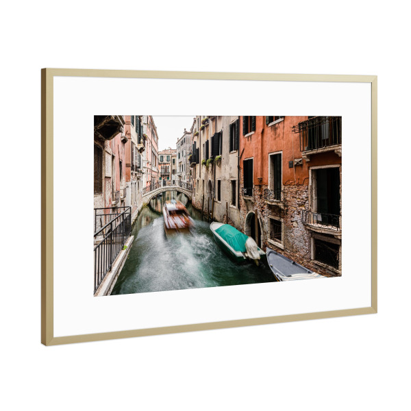 Poster mit Rahmen Gold "Bootsverkehr in Venedig" artboxONE - Reise,Architektur