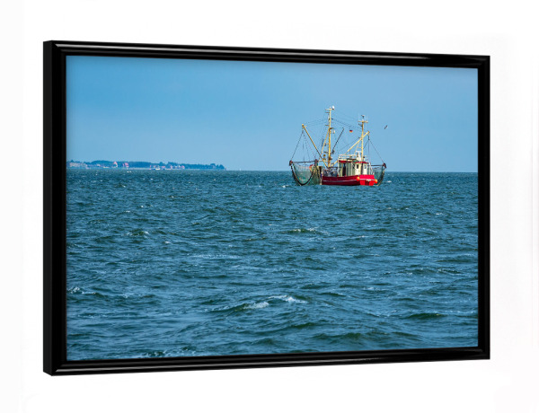 Poster mit schwarzem Rahmen "Krabbenkutter vor Pellworm" artboxONE - Natur,Reise,Reise / Strand und Meer