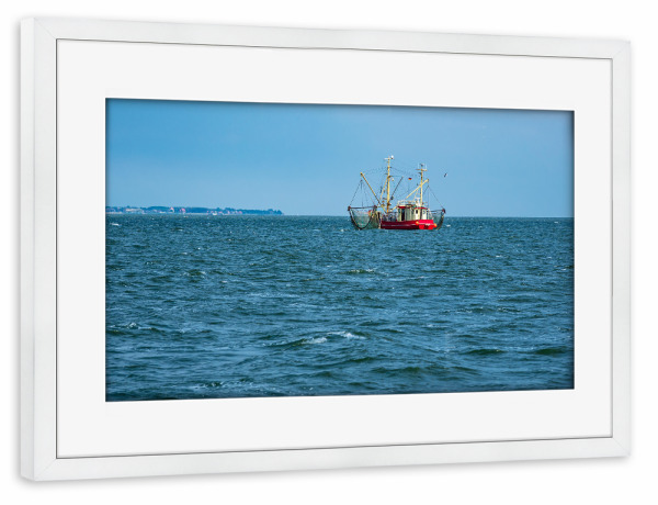 Poster mit Rahmen weiß "Krabbenkutter vor Pellworm" artboxONE - Natur,Reise,Reise / Strand und Meer