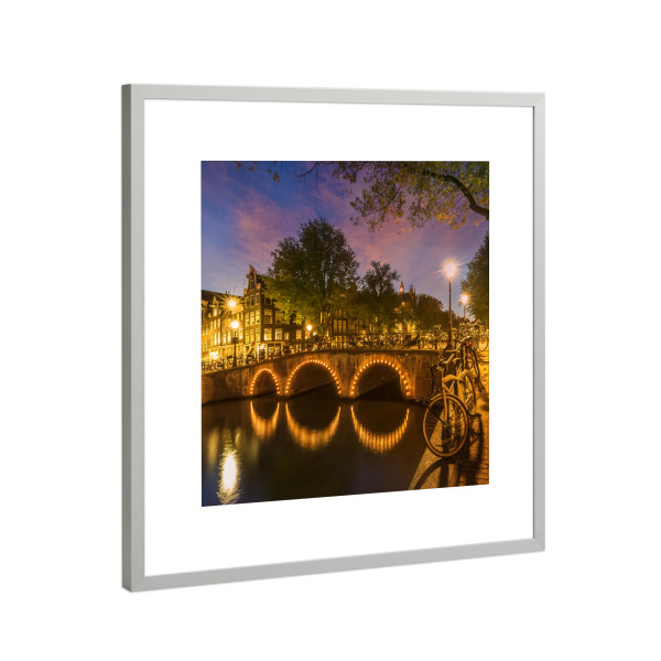 Poster mit Rahmen Silber "Abendliche Idylle in Amsterdam" artboxONE - Architektur,Städte / Amsterdam