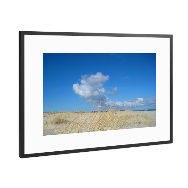 Poster mit Rahmen Schwarz (Metallic) "Leuchtturm hinter Dünen" artboxONE - Natur,Reise,Architektur