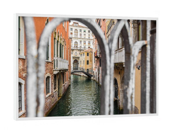 Poster mit weißem Rahmen "Blick von einer Brücke in Venedig" artboxONE - Städte,Reise,Architektur