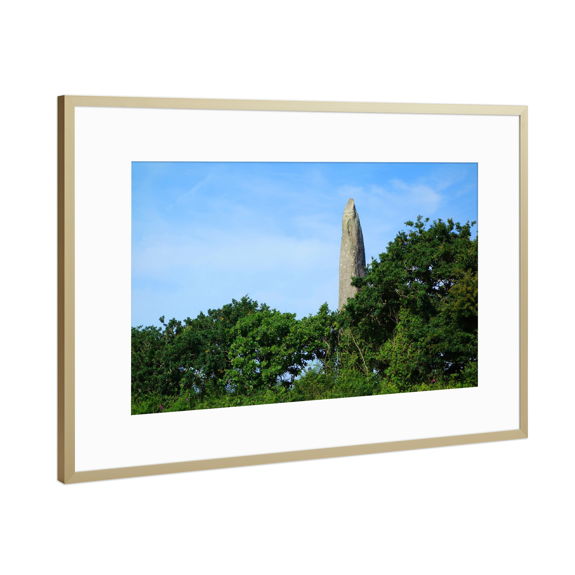Poster mit Rahmen Gold "Großer Menhir in Frankreich" artboxONE - Natur,Reise,Architektur