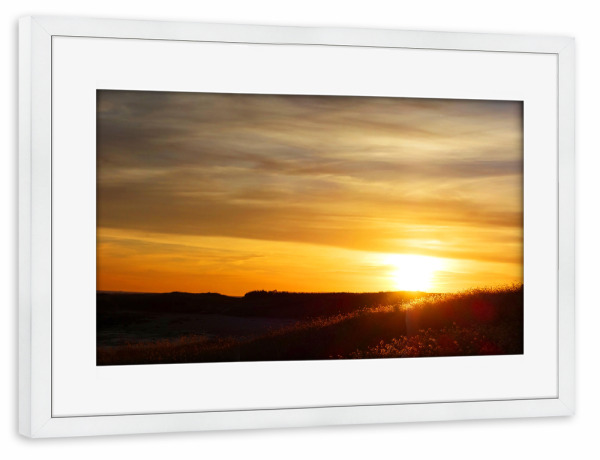Poster mit Rahmen weiß "Sonnenaufgang über Feldern" artboxONE - Natur,Reise,Floral