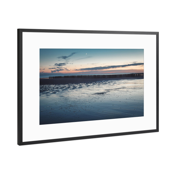 Poster mit Rahmen Schwarz (Metallic) "Blaue Stunde am Meer" artboxONE - Natur,Reise / Strand und Meer