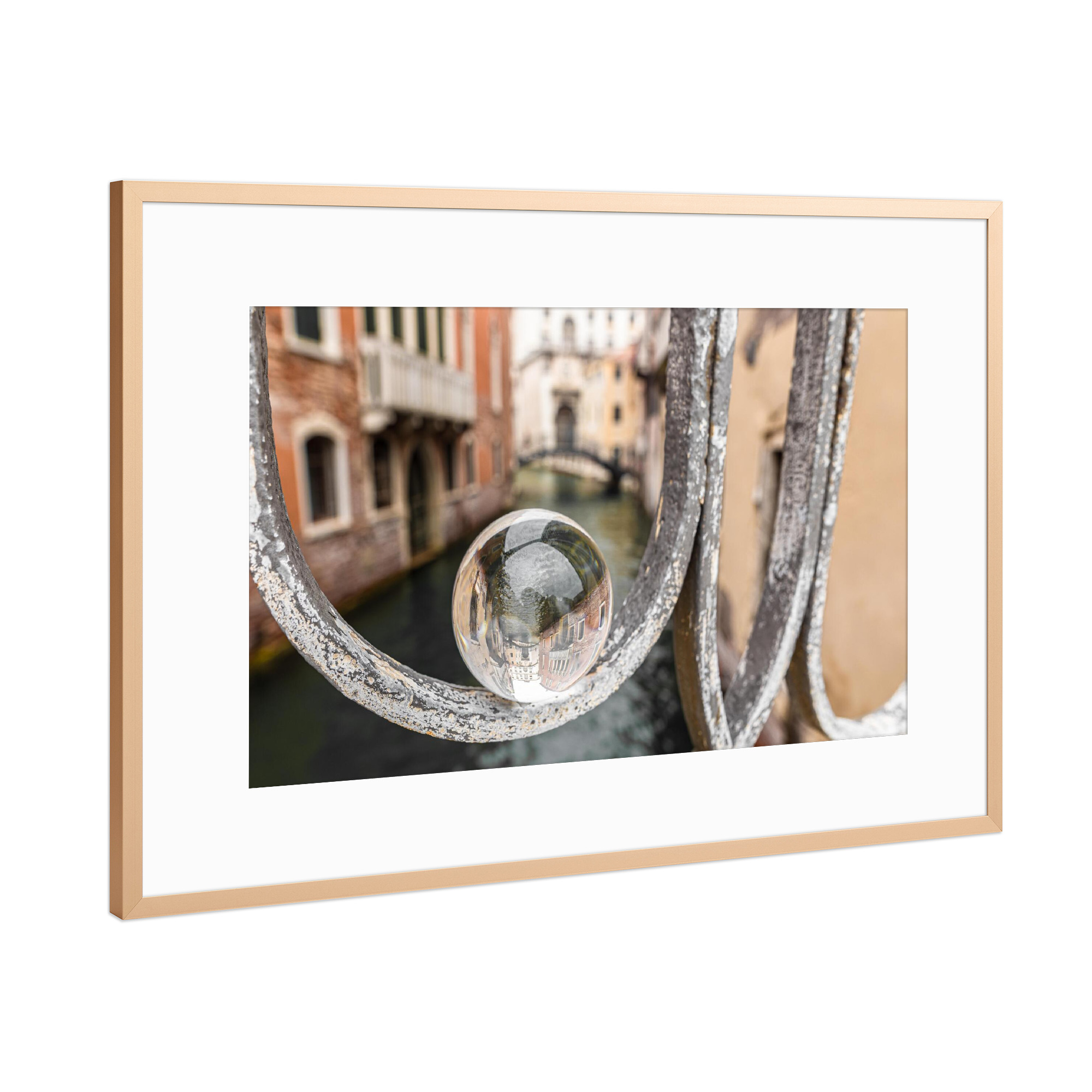 Poster mit Rahmen Kupfer "Glaskugel mitten in Venedig" artboxONE - Reise,Architektur