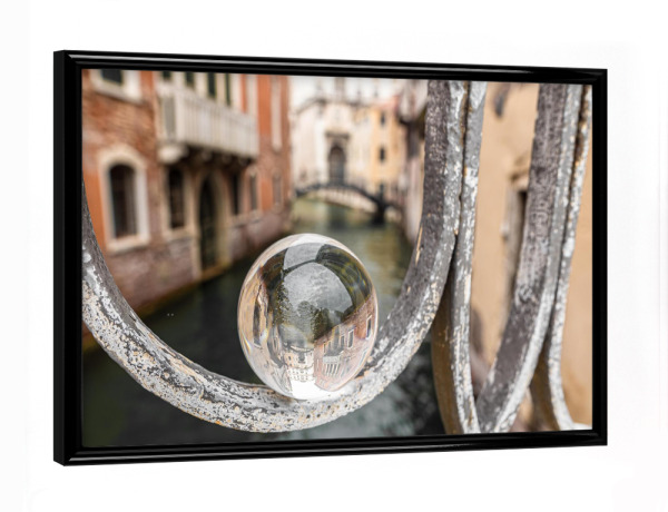 Poster mit schwarzem Rahmen "Glaskugel mitten in Venedig" artboxONE - Reise,Architektur