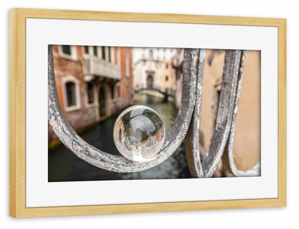 Poster mit Rahmen kiefer "Glaskugel mitten in Venedig" artboxONE - Reise,Architektur