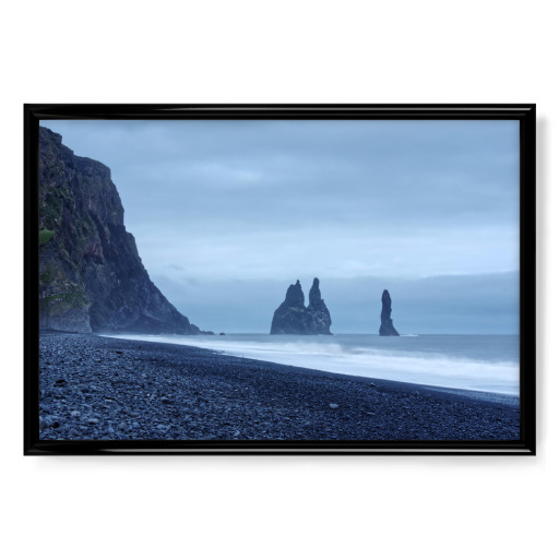 Felsen im Meer an Islands Küste