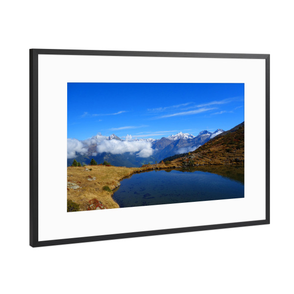 Poster mit Rahmen Schwarz (Metallic) "Bergsee und schneebedeckte Gipfel" artboxONE - Natur,Reise