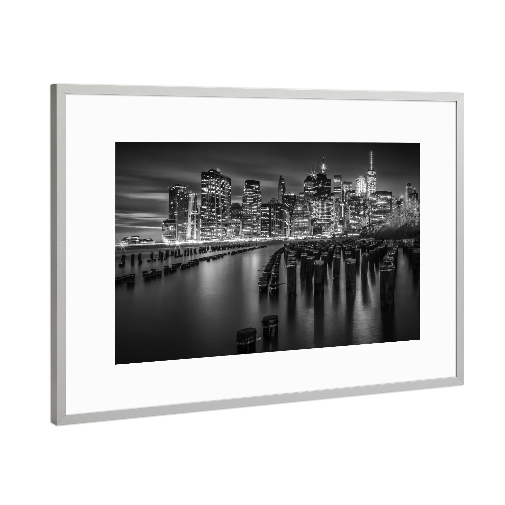 Poster mit Rahmen Silber "Erleuchtete Manhattan Skyline" artboxONE - Städte / New York,Schwarzweiß