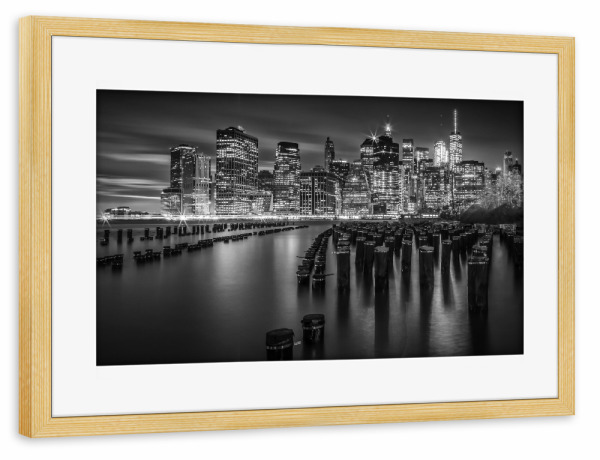 Poster mit Rahmen kiefer "Erleuchtete Manhattan Skyline" artboxONE - Städte / New York,Schwarzweiß