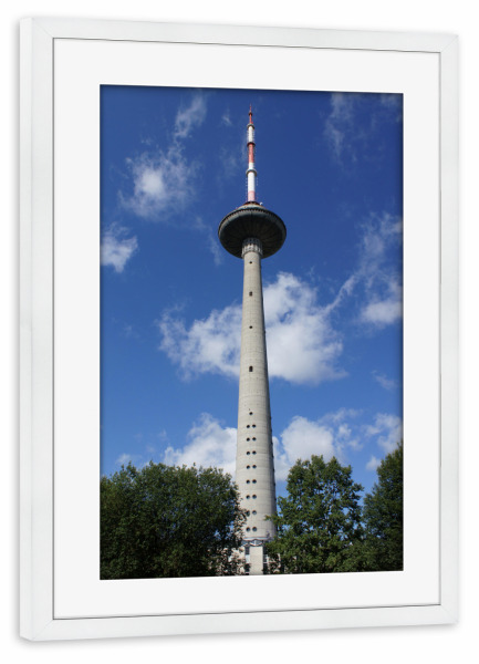 Poster mit Rahmen weiß "Litauen - Fernsehturm in Vilnius" artboxONE - Städte,Reise,Architektur,Reise / Länder,Städte / Weitere