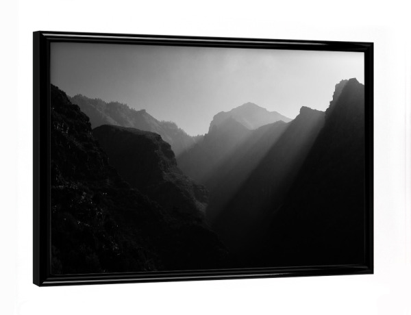Poster mit schwarzem Rahmen "Nebel in den Bergen" artboxONE - Natur,Reise,Schwarzweiß