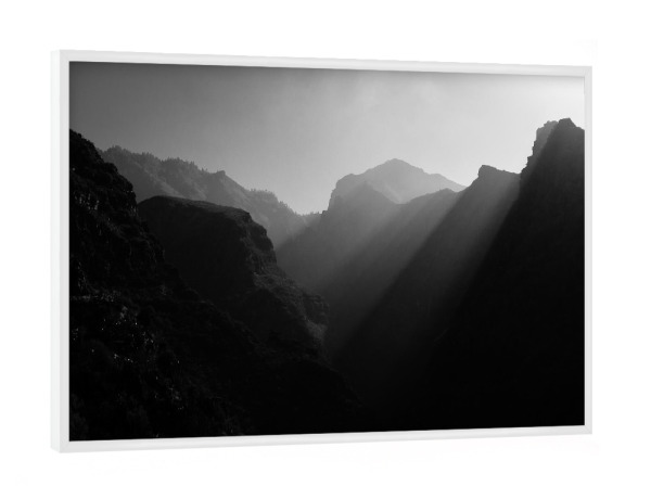 Poster mit weißem Rahmen "Nebel in den Bergen" artboxONE - Natur,Reise,Schwarzweiß