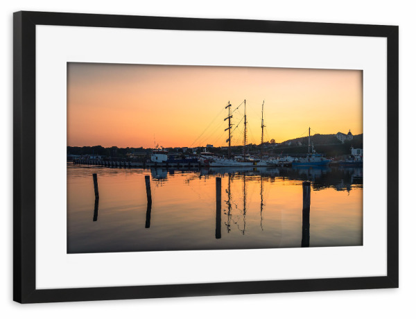 Poster mit Rahmen schwarz "Segelschiff und Fischerboot" artboxONE - Natur,Reise,Reise / Strand und Meer