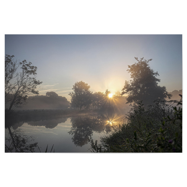Poster "Mystische Stimmung an der Trave" artboxONE - Natur - Sonnenaufgang,Nebel,Sonne,Fluss,Bäume,Landschaft,Idylle,Landscape,Natur,Nature,Sunrise