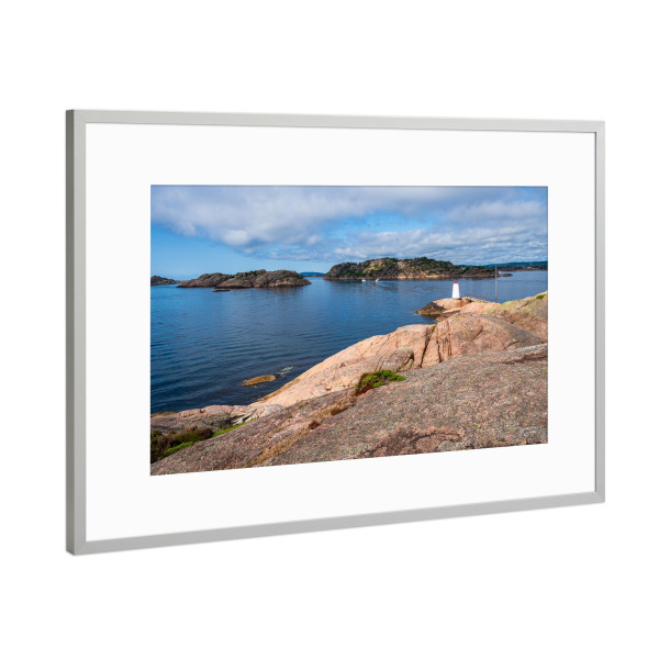 Poster mit Rahmen Silber "Leuchtfeuer vor Kapelløya" artboxONE - Natur,Reise,Reise / Strand und Meer,Reise / Länder