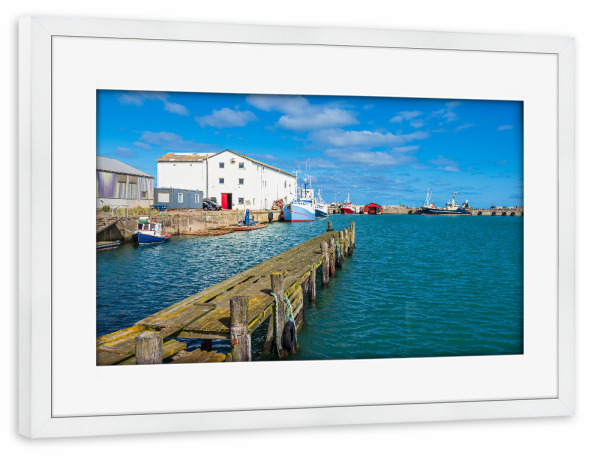 Poster mit Rahmen weiß "Hafen von Hirtshals" artboxONE - Reise,Architektur,Reise / Strand und Meer,Reise / Länder