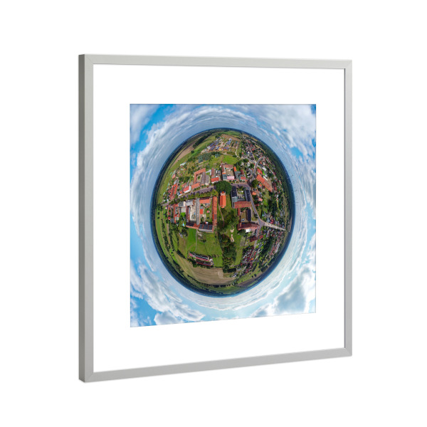 Poster mit Rahmen Silber "Dorfkirche in Mahlwinkel, high" artboxONE - Städte,Natur,Reise,Architektur,Reise / Länder