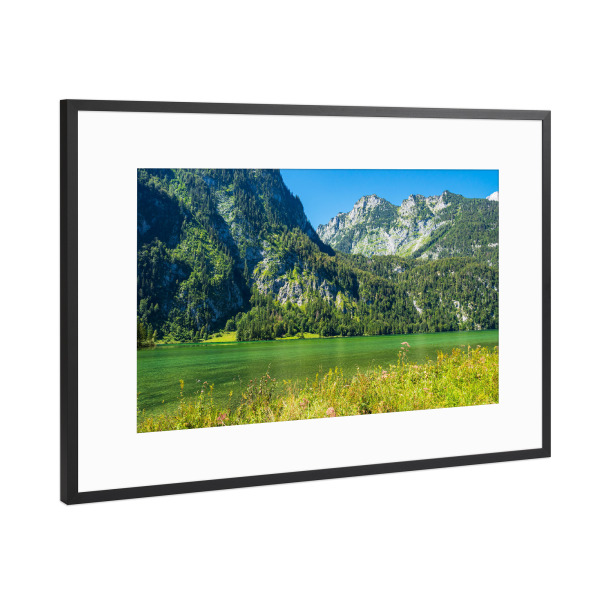 Poster mit Rahmen Schwarz (Metallic) "Gras, See und Berge" artboxONE - Natur,Reise