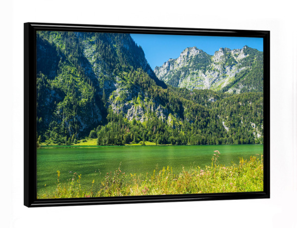 Poster mit schwarzem Rahmen "Gras, See und Berge" artboxONE - Natur,Reise