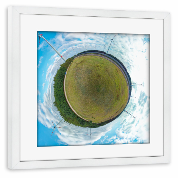 Poster mit Rahmen weiß "Wind-/Solarpark Mahlwinkel - low" artboxONE - Städte,Natur,Reise,Architektur,Reise / Länder