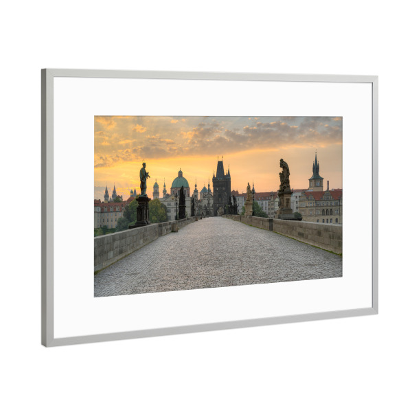 Poster mit Rahmen Silber "Auf der Karlsbrücke in Prag" artboxONE - Reise,Architektur,Städte / Prag