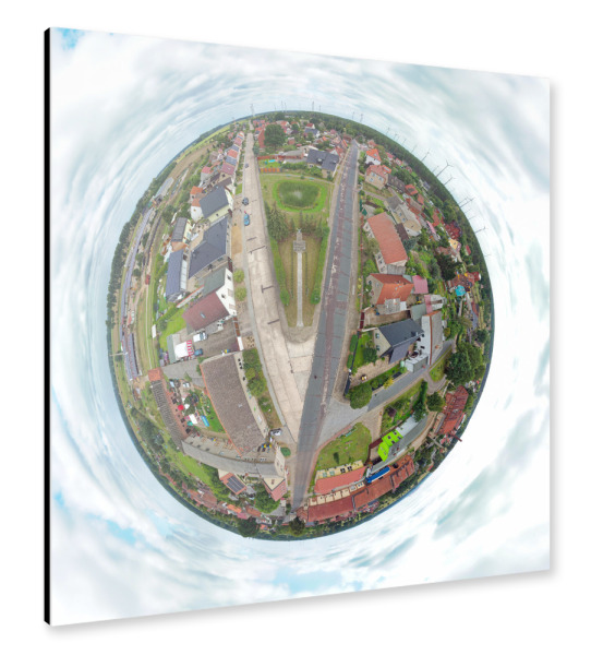 Alu-Dibond "Mahlwinkel-Denkmalplatz, low" 30x30 cm artboxONE