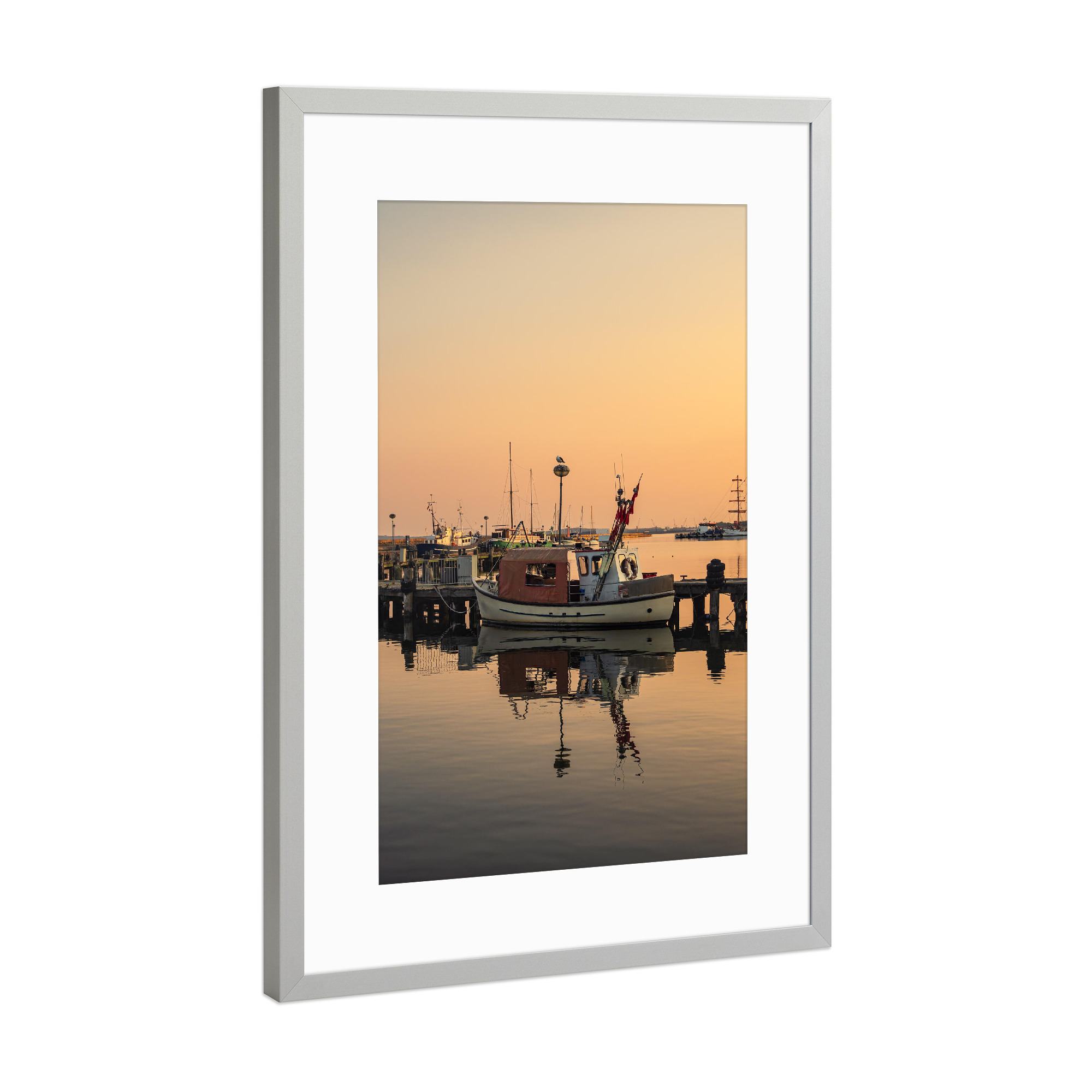 Poster mit Rahmen Silber "Fischerboot im Hafen von Sassnitz" artboxONE - Natur,Reise,Reise / Strand und Meer