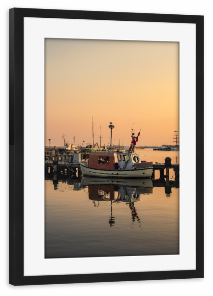 Poster mit Rahmen schwarz "Fischerboot im Hafen von Sassnitz" artboxONE - Natur,Reise,Reise / Strand und Meer