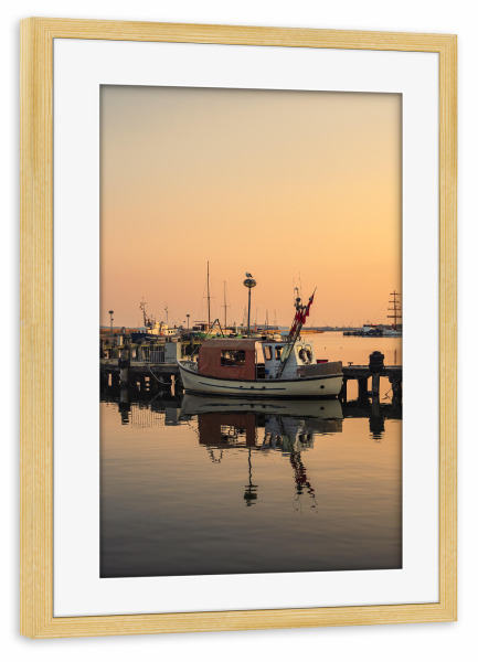 Poster mit Rahmen kiefer "Fischerboot im Hafen von Sassnitz" artboxONE - Natur,Reise,Reise / Strand und Meer