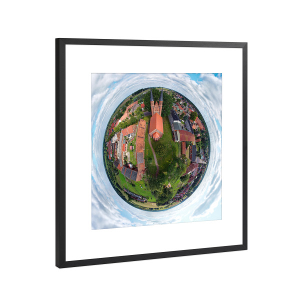 Poster mit Rahmen Schwarz (Metallic) "Dorfkirche Mahlwinkel - low, near" artboxONE - Städte,Natur,Reise,Architektur,Reise / Länder