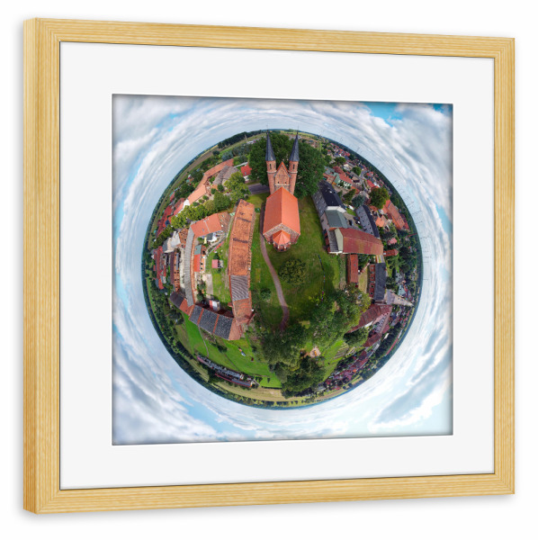 Poster mit Rahmen kiefer "Dorfkirche Mahlwinkel - low, near" artboxONE - Städte,Natur,Reise,Architektur,Reise / Länder